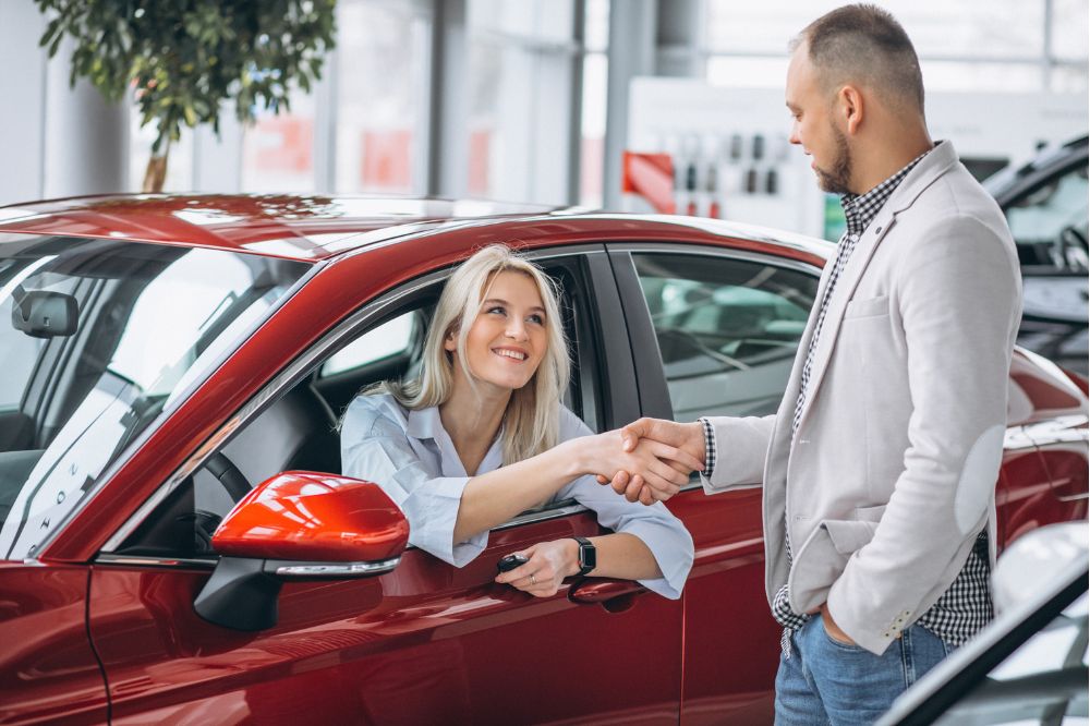 Mujer comprando coche de segunda mano