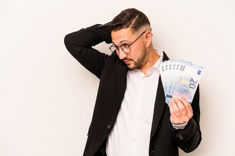 hombre pensando qué hacer con el dinero de la venta de su casa