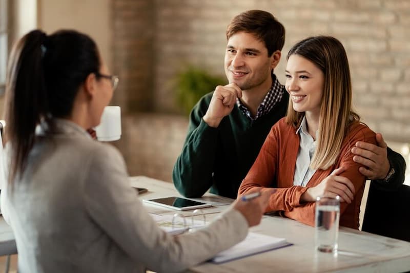 personas discutiendo si se puede vender una casa con hipoteca
