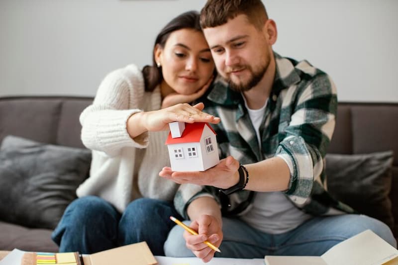 pareja pensando en comprar vivienda vpo segunda mano
