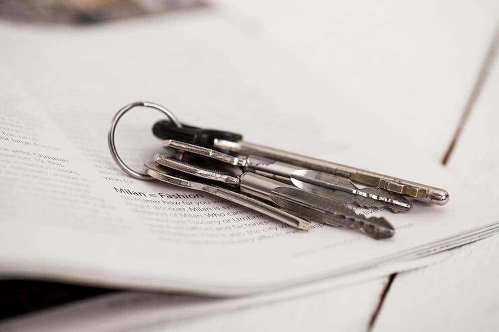 Manojo de llaves sobre revista