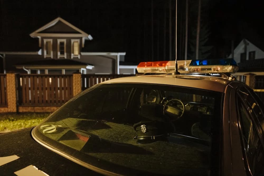 Carro de policía frente a casa