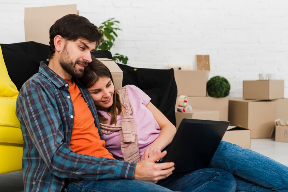 Pareja frente a laptop
